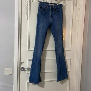 Blå jeans - Snygga blå jeans. Jeansen är inte använda och är som nya☺️