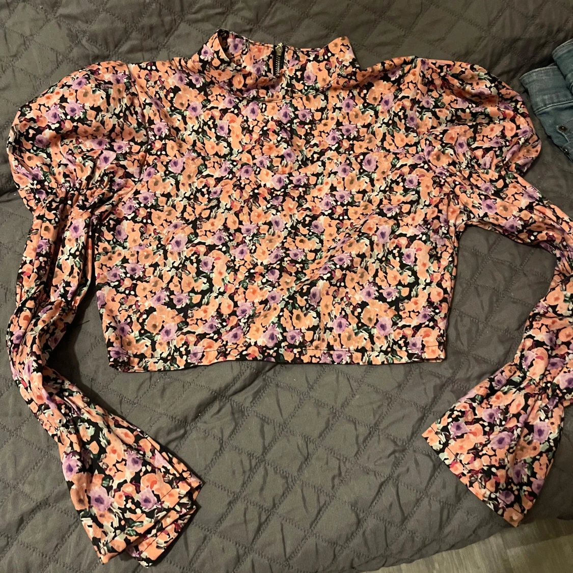 Blommig croppad blus