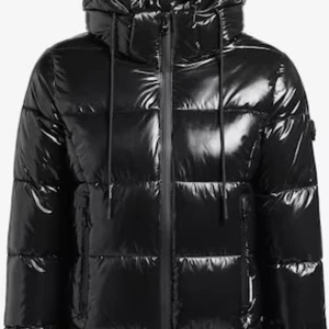 Svart glansig dunjacka - Snygg och elegant vinterjacka/vår/ höst jacka !! Superbra skick och är endast använd ett fåtal gånger !! Helt slutsåld och nypris ligger på ca 2300kr