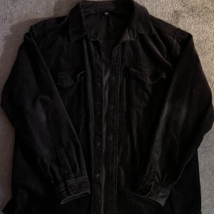 Uniqlo svarr overshirt manchester material  - Säljer min uniqlo overshirt som köptes för flera år sedan. Ärligt talat så har jag glömt att jag hade den så har knappt använt den. Storlek XL, vanlig passform. 100% bomull.