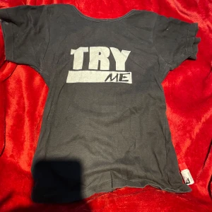 T shirt - skön o gå i hemma, framhäver brösten en del skulle jag säga, lägger sig lätt efter form.