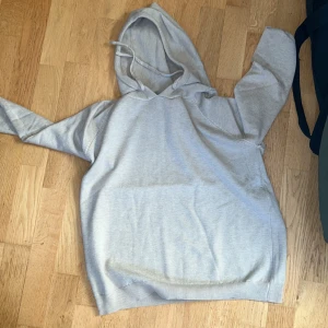 Beige merinoull hoodie  - Beige kashmire hoodie, helt ny och är väldigt bekväm. Skick 9/10 och ny pris 1500kr mitt pris 800. Den passar runt 170-175. Säljer den för den va för liten 