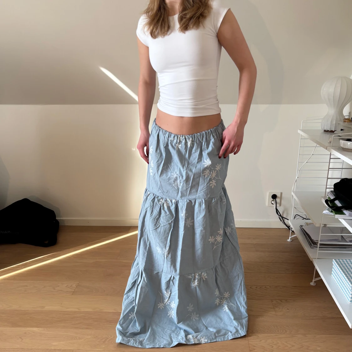 Ljusblå långkjol med blommönster - 2