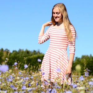 Klänning Free People - Klänning från Free People i lite tjockare tyg. Fin cut-out i ryggen & fickor i sidorna! Kan passa både en S (bild 1, 2) & M (bild 3). Axel till fåll ca 78 cm. (Jag själv är 178 cm). Om du önskar mer info eller undrar något är det bara att skriva! 🌸