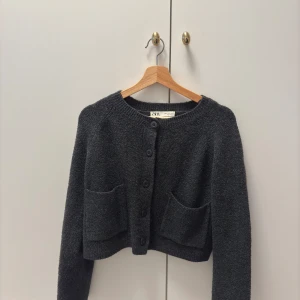 Mörkgrå kofta  - Super fin mörkgrå kofta från Zara, använd fåtal gånger och är i fint skick💗