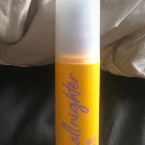 Setting spray från Urban Decay - Säljer en Urban Decay All Nighter setting spray i en cool gul flaska med lila text. Perfekt för att hålla sminket på plats hela dagen och natten. Flaskan är smidig och lätt att ta med i väskan. Perfekt för fester eller långa dagar! 💛 använt enbart 2 gånger