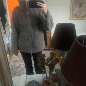 Teddyjacka  - Säljer denna jättefin och populära teddyjacka från hm som är helt slutsåld. Säljer då jag redan har många jackor. Den är i storlek small och verkligen perfekt till hösten men även vintern🍂 köpte den på Plick för 1200 därav priset. Den är i nyskick. Skriv vid frågor 