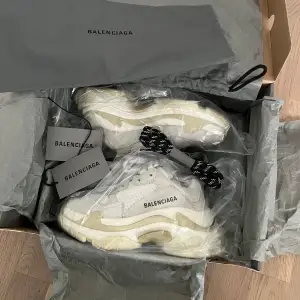 Balenciaga triple S, dom är i storlek 34 men väldigt stora i storleken så passar normal 36a. I väldigt fint skick, endast lite smuts på sula som syns på bilder. Annars inga anmärkningar eller liknande. KVITTO bifogas via mail eller skrivs ut, köpta på Balenciaga’s hemsida. Hämtas i Kungsbacka eller fraktas försäkrat, köparen står för frakten.  Går ner i pris vid snabb affär, snabb upphämtning prioriteras.