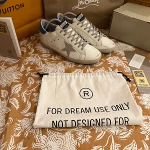 Golden goose - Skitsnygga golden goose superstar. Bra skick utan defekter. Allt og. Såklart äkta. Hör av er vid frågor!