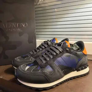 Säljer dessa rockrunners i absolut nyskick, box och dustbag följer med. Skorna är i storlek 40,5 och passar ungefär 40-41. Vid ytligare frågor kontakta mig!