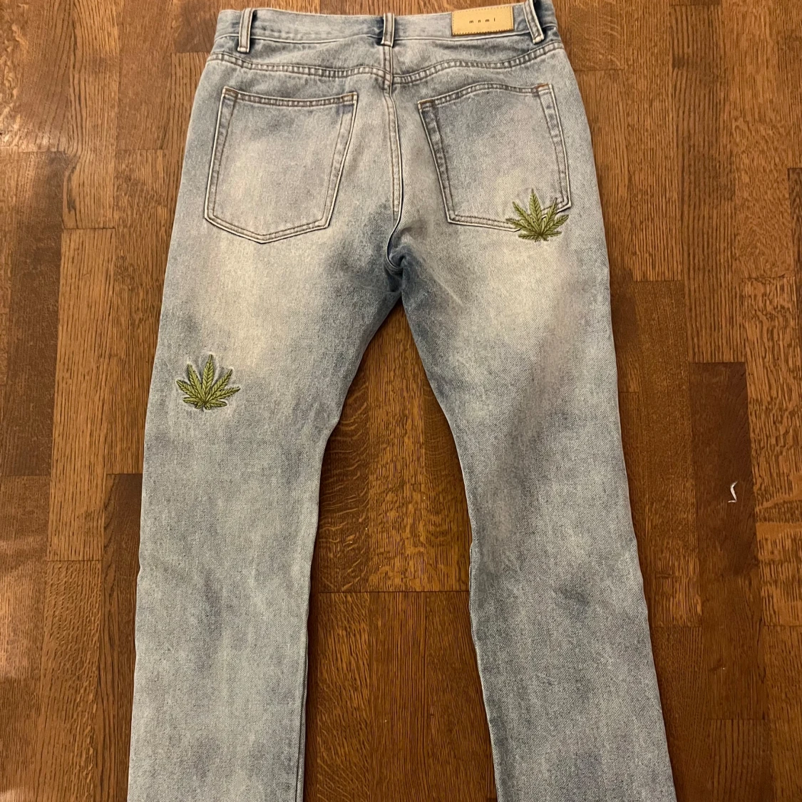 Jeans med broderade detaljer från mnml - 92