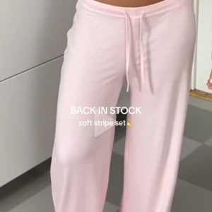 Rosa randiga mjukisbyxor - Supermysiga rosa mjukisbyxor med en loose passform och väldigt långa i benen! Knappt använda och så sköna! 