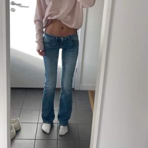 lågmidjade ltb jeans (modell valerie - färg alivia undamaged wash) storlek 24x32, använda typ 10 gånger i fint skick! Jag är 172cm lång för preferens, har inget måttband så kan inte mäta dem❤️700kr + frakt