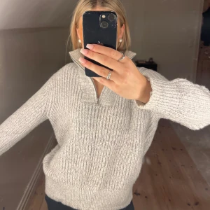 Stickad tröja - Grå mysig stickad tröja med halvzip från object, köpt på nelly. Jättefint och bra skick! Använd ca 3-4 gånger bara. Storlek xs