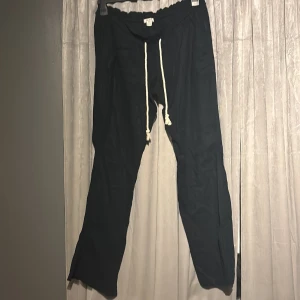 Svarta linnebyxor  från Roxy - Säljer ett par svarta lågmidjade linnebyxor från Roxy! Har endast används vid ett tillfälle.  