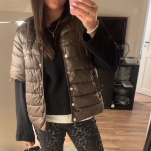 grön/brun väst - Säljer en grön/brun kortärmad hernoliknande jacka!! så fin, typ i nyskick då jag knappt använd den🩷osäker på strlk då det inte står någonstans på jackan men skulle tro att den är i M!