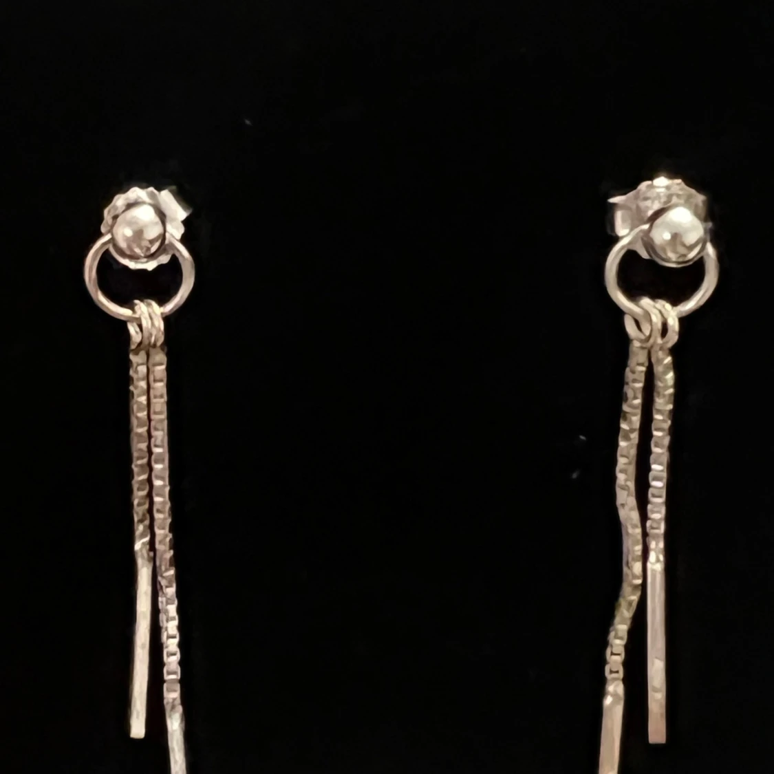 Silverörhängen med hängande kedjor