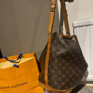 Louis vuitton noe  - Säljer nu min favorit väska då den inte kommer till användning längre, väskan är sliten pga ålder men är trots det hur snygg och praktisk som helst, skriv för fler bilder!   Pris kan diskuteras vid snabb och smidig affär! :)