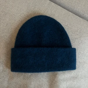 Blå ullmössa från Samsøe Samsøe - Blå mössa från Samsøe Samsøe. Den här helt oanvänd passar både tjej och kille. Nyskick! 