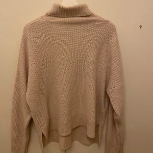 Beige stickad polotröja - Säljer denna för jag använder den inte längre! Men väldigt mysig tröja🥰