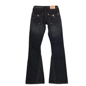True religion bootcut jeans - 🟡bootcut jeans från truereligion 🟡 distressingen på bak och framsida är del av designen🟡skicka meddelande vid frågor 👍