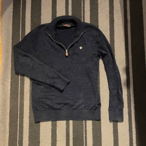 Mörkblå tröja med dragkedja från Morris - Tja! Säljer nu denna Morris half-zipen som är köpt på Joel, nypris 1699kr kvitto finns! Den är i ett jätte fint skick utan defekter. Pris kan diskuteras vid snabb affär 