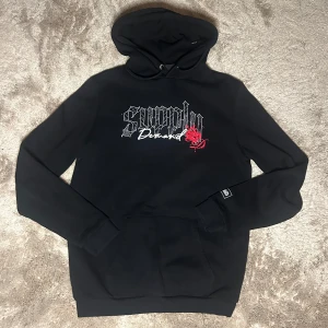 Supply & Demand Hoodie - Storlek Xs, köpt ifrån Jdsports. Tröjan är i nyskick och endast använd ett fåtal gånger. Skicka gärna frågor och prisförslag😃
