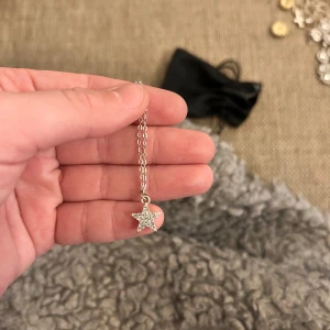 Silver  halsband med stjärnhänge - Säljer ett silverhalsband med en stjärna som berlock. Aldrig andvänt. Märke SNÖ. 