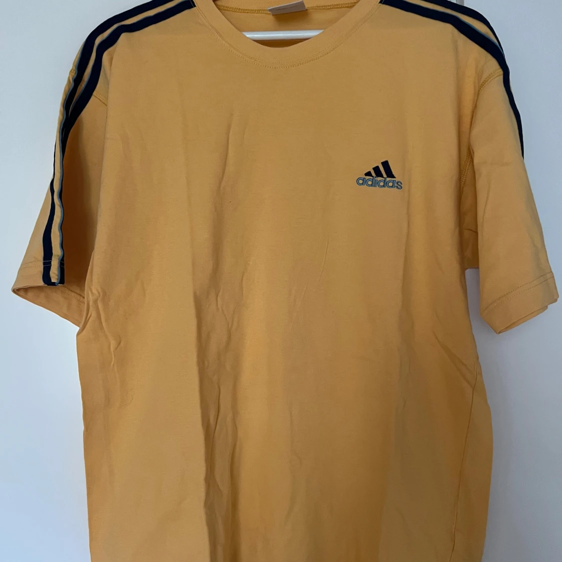 Gul t-shirt från Adidas