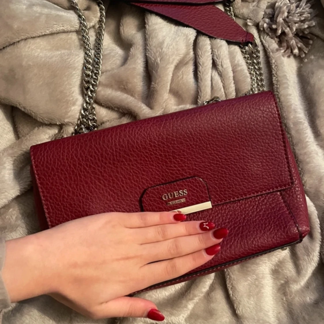 Vinröd axelväska från Guess - 90