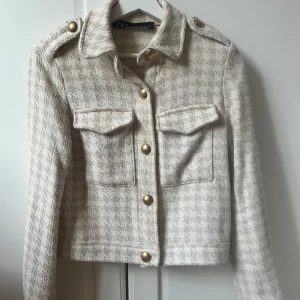 Jacka - 🧥Jacka från Zara. Storlek XS. Gott skick.  🧥Köptes för 559kr. Säljes för 350kr. 