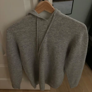 Grå hoodie - Grå hoodie i ull helt oanvänd passar perfekt nu till vintern, skriv om ni har frågor