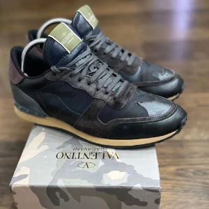 Valentino Garavani sneakers - Tja, säljer dessa tvär feta rockrunners. Dom är knappt använda och är o väldigt bra skick 9/10. De passar perfekt nu till vintern och funkar till både vardag och fest! Hör av er vid intresse och fler bilder. Pris kan diskuteras vid snabb affär. 