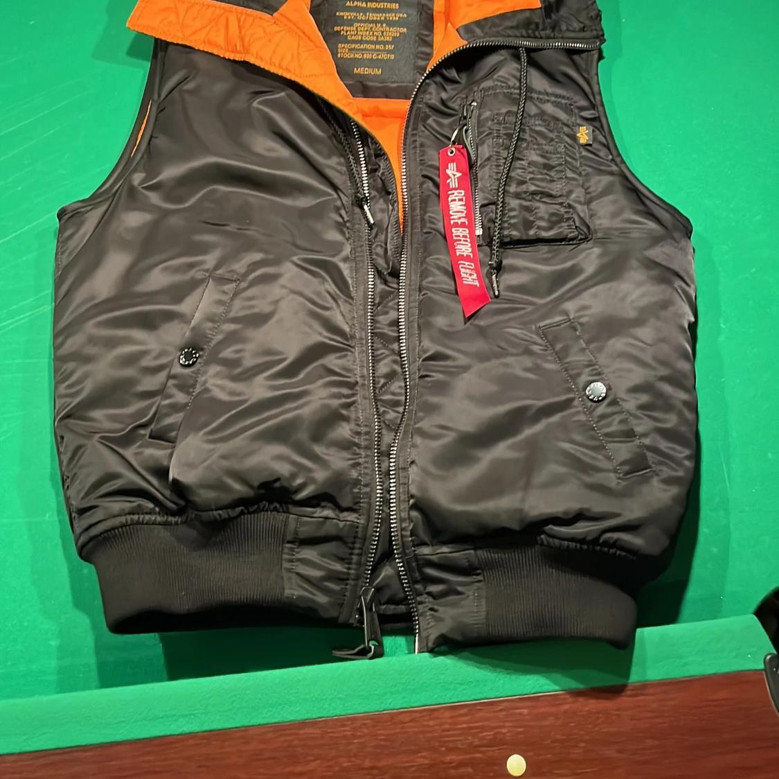 Svart dunväst från Alpha Industries