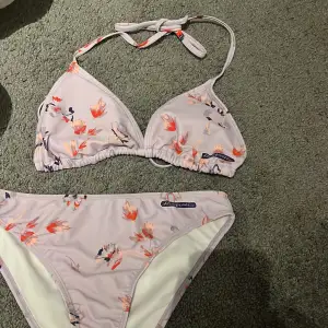 Säljer en superfin blommig bikini från helly webber köpt i Spanien, storlek S i jätte fina färger andvänd 1 gång original pris 300