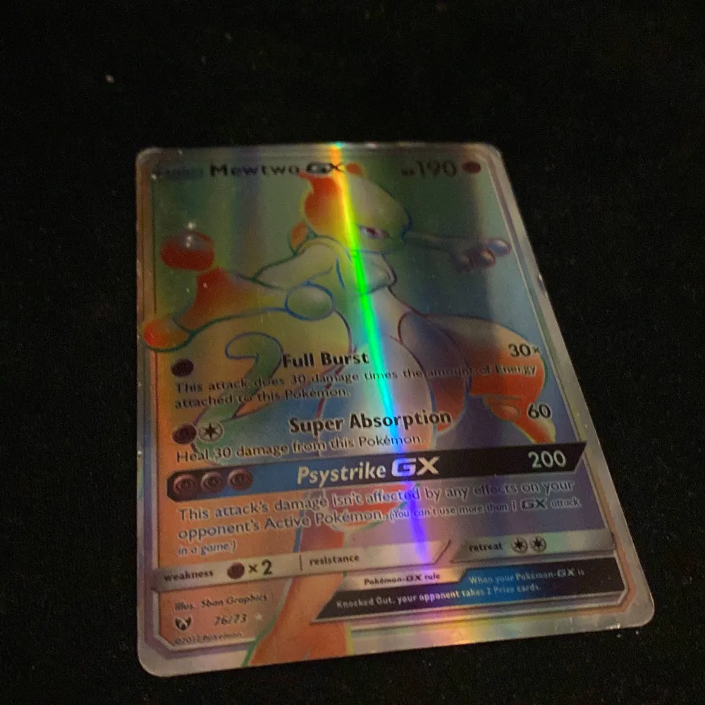 Säljer en samling av fyra Pokémon GX-kort: Ho-Oh GX, Tapu Koko GX, Entei GX och Mewtwo GX. Alla korten har en holografisk yta som ger dem en cool regnbågseffekt. Perfekt för samlare eller för att stärka din Pokémon-kortlek. Kortens skick är bra och de är redo för spel eller visning. Passa på att utöka din samling med dessa unika kort!. Övrigt.