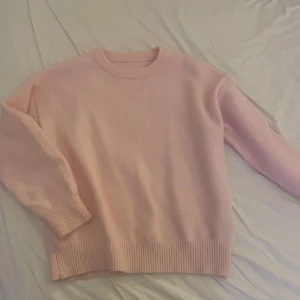 Ljusrosa stickad tröja - Superfin ljusrosa stickad tröja som är perfekt för hösten! Nyskick då den endast är använd en gång!