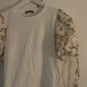 Blus från Zara - Otroligt söt blus från zara med lite puffärm som man kan knyta🥰 I väldigt fint skick😊 