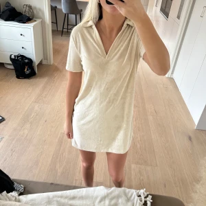 Beige klänning i frotté - Jättesöt beige klänning i frotté-material från H&M. Aldrig använd och prislappen kvar! Normal i storleken. Köpt för 249kr💕