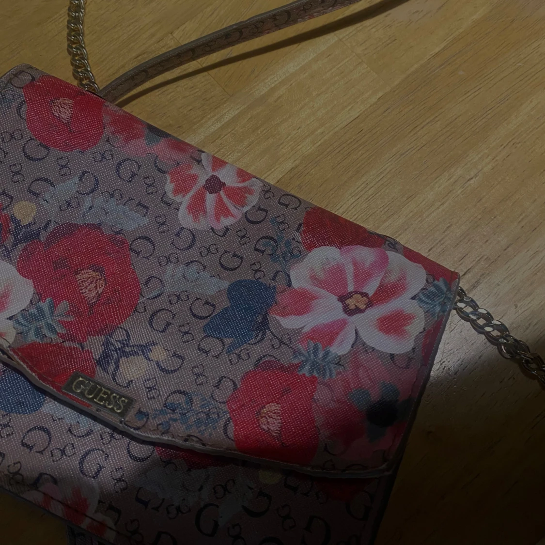 Blommig axelväska från Guess - 93