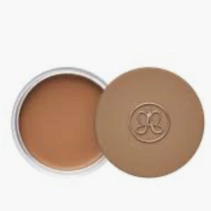 Ny bronzer från Anastasia  - Snygg brun ögonbrynspomad i en rund burk med lock. Perfekt för att forma och fylla i ögonbrynen med en naturlig look. Lätt att applicera och ger långvarigt resultat.