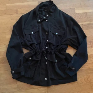 Svart trenchcoat - Aldrig använd, superskönt material och formar midjan fint om man vill dra åt eller ha löst 🌸