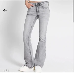 Grå bootcut jeans - Säljer ett par snygga grå bootcut jeans i mycket bra skick. De är lowwaist. Aldrig använda, därav priset. De är i ”short”.
