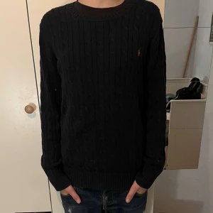Svart stickad tröja från Ralph Lauren - Tja, Säljer en snygg svart stickad tröja från Ralph Lauren. Den är i Storlek S och modellen är 170cm och väger 64Kg. Tröjan är i bra skick och har inga defekter. Fraktar Direkt vid köp. Hör av er i Pm vid frågor. Mvh