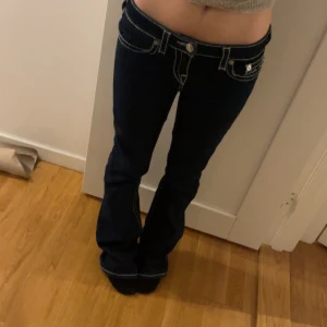 True religion jeans - Mörkblå True religion jeans i bootcut modell med låg midja.