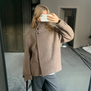 Beige ulljacka från Arket - Säljer min superfina beigea ulljacka från Arket, perfekt för höst och vinter. Jackan har en oversized passform. Perfekt för att hålla sig varm och stilren! 🧥✨ nypris 2300💕
