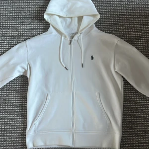 Vit zip hoodie från Ralph Lauren - Säljer en snygg vit hoodie från Polo Ralph Lauren i storleken S. Nypris 1800kr