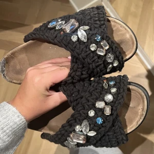 Inuikii tofflor  - Äkta, billiga pga använt skick. De är slitna under till men på ovansidan ser de bra ut så inget som syns när man väl har på sig de. Nypris 2499