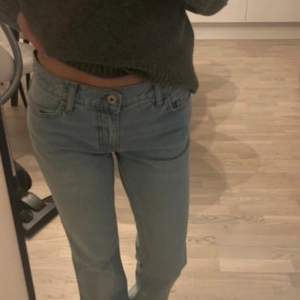 Säljer ett par ljusblå jeans i bra skick. De har en klassisk femficksdesign och är i en straight/bootcut passform. Perfekta för vardagsbruk och kan matchas med det mesta. Passar både vår och sommar. De va för små för mig hon jag köpte de av hade klippt i de så de passar nån som e ca 165-170❤️