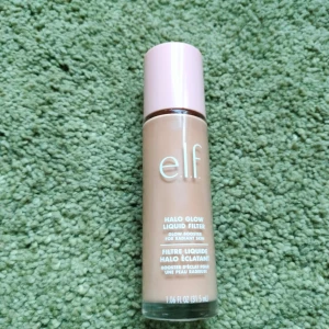 Elf halo glow liquid filter  - Ny ELF halo glow liquid filter I shade 3. Fick två på min födelsedag och säljer en. Den är endast testad en gång på handen, så är fortfarande ny. Nypris ca 200, säljer för 120 kr❤️ Kom gärna med pris förslag, så kan vi diskutera priset!
